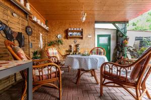 a dining room with a table and chairs at Ferienwohnung 'ole Bäckerei' in Delve