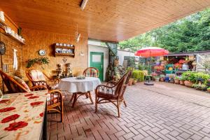 a patio with a table and chairs and an umbrella at Ferienwohnung 'ole Bäckerei' in Delve