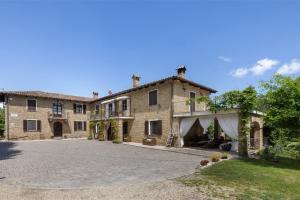 an exterior view of a large stone house with a driveway at Locanda Casa Bardacchino in Mango