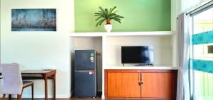 Un televizor și/sau centru de divertisment la บ้านชายเล ปราณบุรี Baan Pim