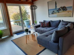 a living room with a couch and a table at Yachthof Ferienwohnung, 60 m² in Scheid