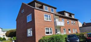 a red brick building with white windows at Büsummchen in Büsum
