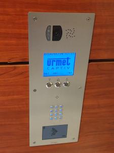 an electronic device with the words united entity on it at Studio proche rer e in Rosny-sous-Bois +5 photos