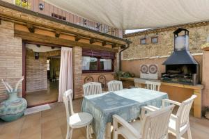 a kitchen and dining room with a table and chairs at Grans Paisatges in Orriols