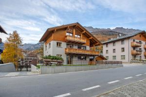 a building with a balcony on the side of a street at Quattropassi Bormio Mortirolo in Bormio