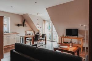 a living room with a couch and a table at Skippers Inn in Baltrum