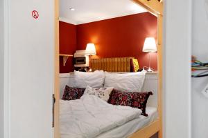 a room with a bed with white sheets and pillows at Ruhige Auszeit im Taunus, Idstein in Idstein