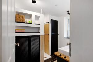 a bathroom with a black door and a sink at Ruhige Auszeit im Taunus, Idstein in Idstein +14 photos