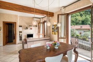 a dining room with a wooden table and chairs at Appartamento vista lago in Sulzano