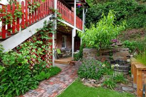 a garden with a house with a staircase and flowers at Ruhige Auszeit im Taunus, Idstein in Idstein