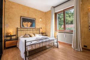 a bedroom with a bed and a window at Appartamento vista lago in Sulzano +25 photos