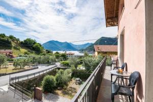 a balcony with a table and chairs and a view at Appartamento vista lago in Sulzano