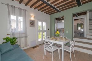a living room with a table and a blue couch at Lecasedicatia in Villamagna