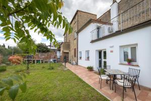 a patio with a table and chairs in a yard at Lecasedicatia in Villamagna