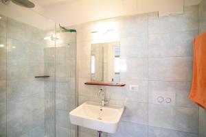 a bathroom with a sink and a shower with a mirror at Peter Paul Terrasseapp Burgenblick in Appiano sulla Strada del Vino +17 photos