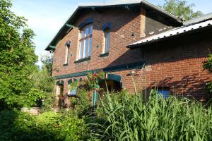 a brick house with a lot of plants in front of it at Kleines Quickborn in Quickborn +2 photos
