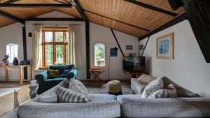 a living room with two couches and a tv at Kleines Quickborn in Quickborn