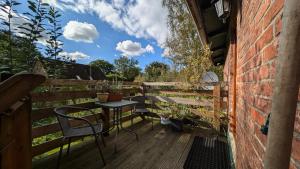 a patio with a table and chairs on a wooden deck at Kleines Quickborn in Quickborn