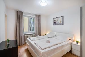 a bedroom with a large white bed in a room at Aldars Urban Suite No.10 in Munich