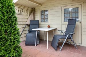 a table and chairs sitting on a patio at Prerow Am Deich - Ferienwohnung 2 in Prerow