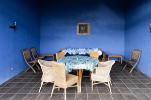 ein Esszimmer mit Tisch und Stühlen in der Unterkunft Amama in Karrantza + 19 Fotos