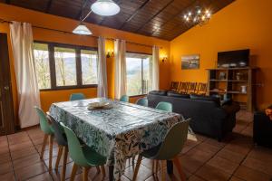 ein Esszimmer mit Tisch, Stühlen und Sofa in der Unterkunft Amama in Karrantza