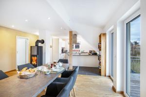 a kitchen and dining room with a table and chairs at Ferienwohnung Schatz in Albstadt