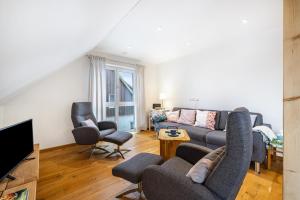 a living room with a couch and chairs at Ferienwohnung Schatz in Albstadt