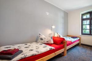 a bedroom with two beds and a window at Ferienhaus Dorfidyll in Bugewitz