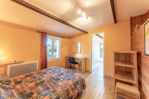 a bedroom with a bed and a desk at Mazet à Nimes in Nîmes