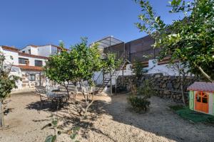 a garden with a table and chairs and a building at Finca Keyfer in Vilaflor