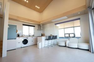 a room with a kitchen and a living room at 포항 이가리 독채 풀빌라 엘리시안 풀빌라펜션 in Pohang