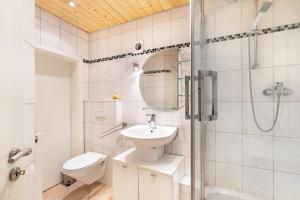 a bathroom with a toilet sink and a shower at Gästehaus Gross in Neustadt an der Weinstraße