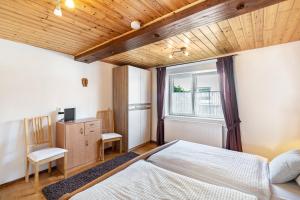 a bedroom with a bed and a window at Gästehaus Gross in Neustadt an der Weinstraße