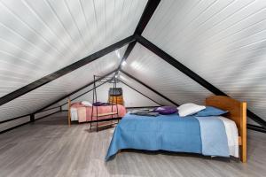 a room with two beds in a tent at Casa do Canudo in Marinha Grande