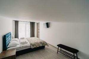 a bedroom with a bed and a window at WhiteBergHaus Colibita in Colibiţa