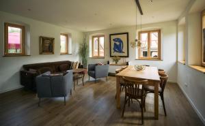a living room with a couch and a table and chairs at Zauberhaftes Franken erleben in Gräfendorf