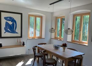 a dining room with a wooden table and chairs at Zauberhaftes Franken erleben in Gräfendorf +29 photos