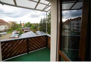a balcony with a view of a city at Moderne Ferienwohnung in der Stadt in Forst