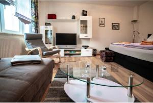 a living room with a couch and a coffee table at Moderne Ferienwohnung in der Stadt in Forst