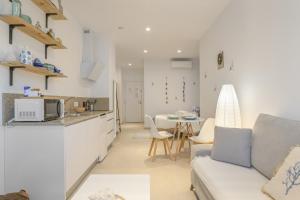 a kitchen and living room with a couch and a table at Apartamento Tarifa Dream B 08 in Tarifa