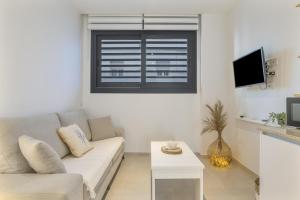 a living room with a couch and a window at Apartamento Tarifa Dream B 08 in Tarifa