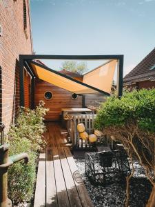 a patio with a bench and a table in a yard at Skippers Inn in Baltrum