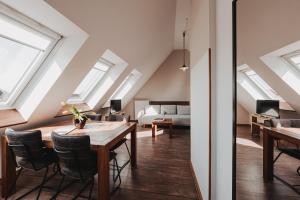 a living room with skylights and a table and chairs at Skippers Inn in Baltrum
