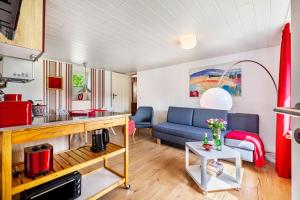a living room with a couch and a table at Ferienwohnung Halunder in Leck