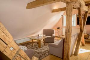 a living room with a table and a chair at Ferienwohnung Am Heideborn in Großschönau