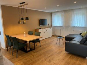 ein Wohnzimmer mit einem Tisch und einem Sofa in der Unterkunft Seeterrasse in Versmold