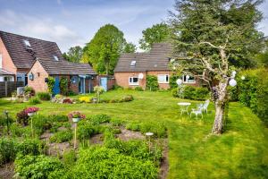 a house with a garden in the yard at Ferienwohnung Halunder in Leck