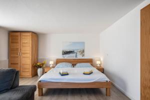 a bedroom with a bed and a couch at Fewo Nissen Dagebüll in Dagebüll