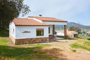 a small white house on a hill at La Aldeilla in Aldeaquemada